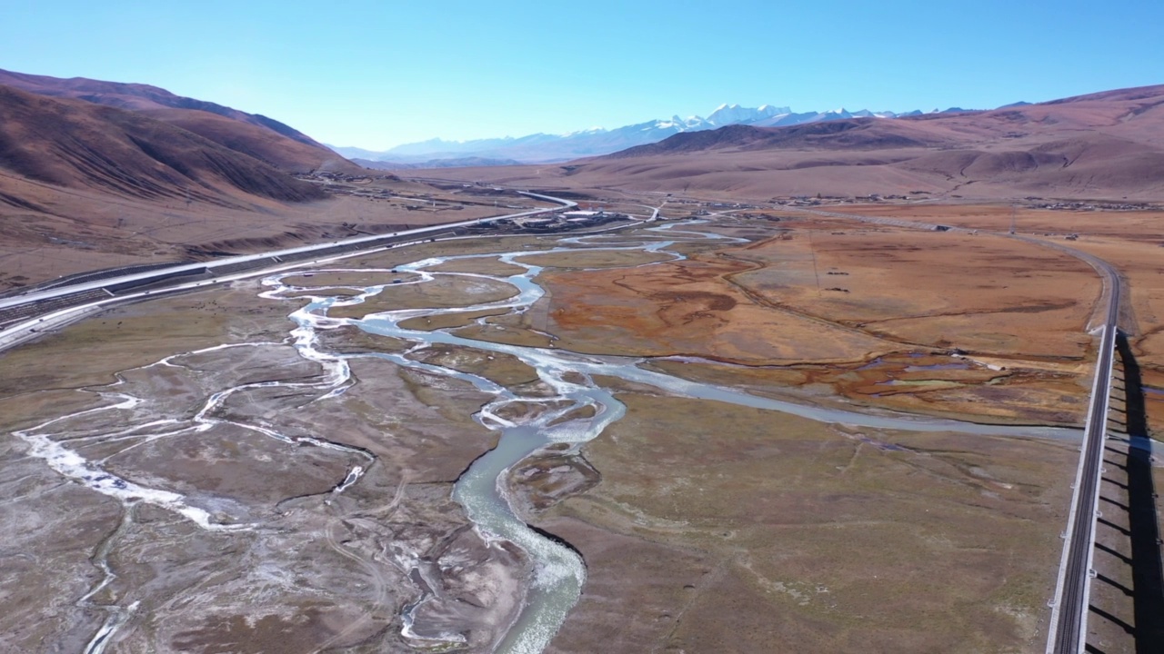 中国西藏的喜马拉雅山脉和高速公路鸟瞰图。视频素材