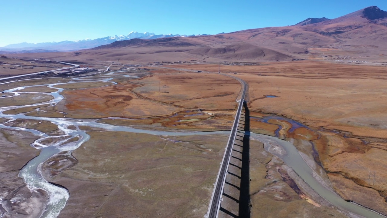 中国西藏的喜马拉雅山脉和高速公路鸟瞰图。视频素材