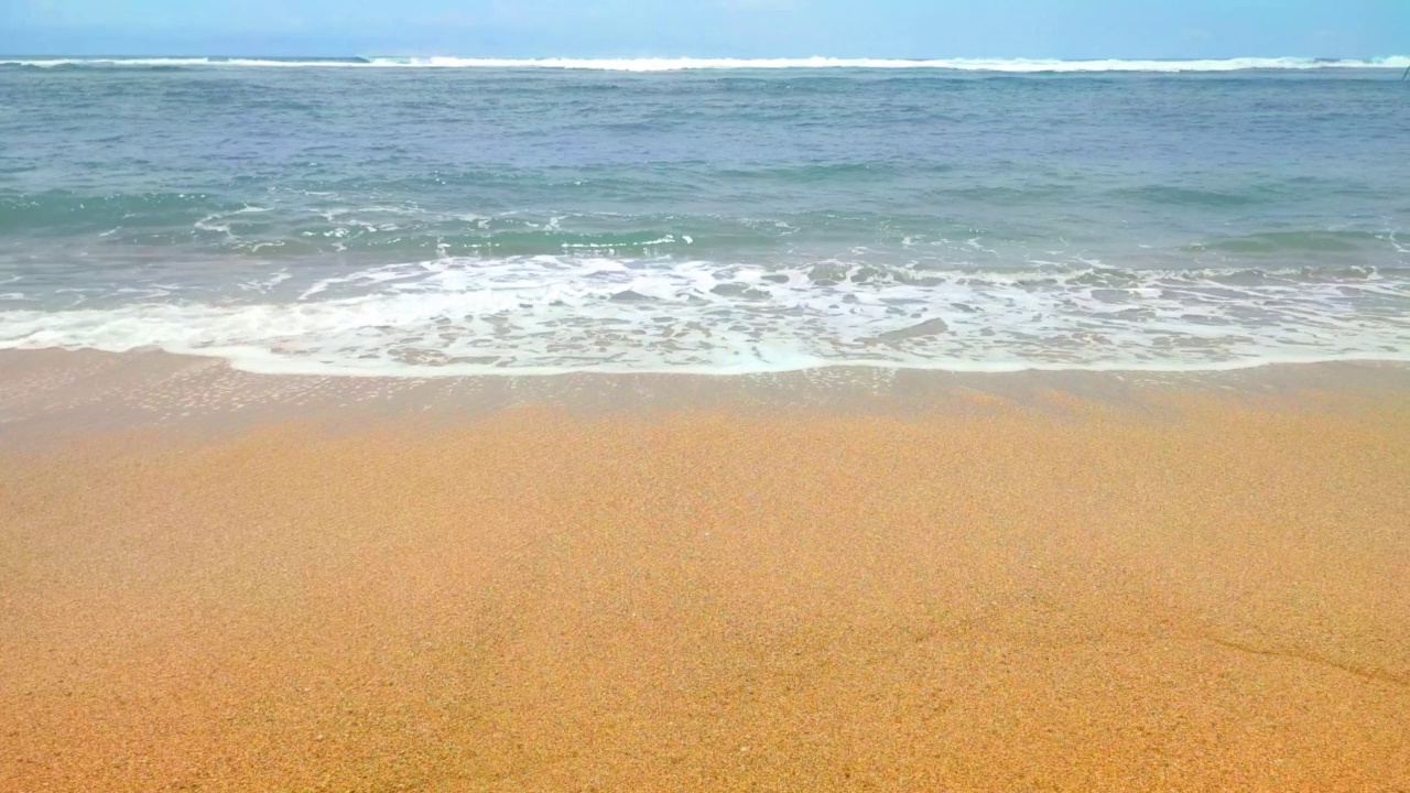 热带海滩上的小而平静的海浪视频素材