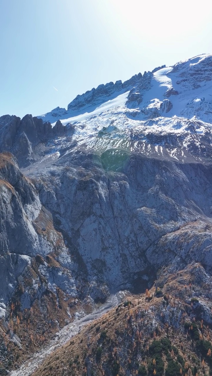 用无人机记录雪山山顶。视频素材