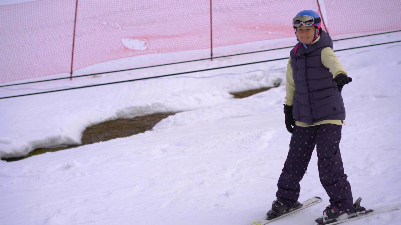 一位女士正在学习如何滑雪。她正在训练跑道上骑马视频素材