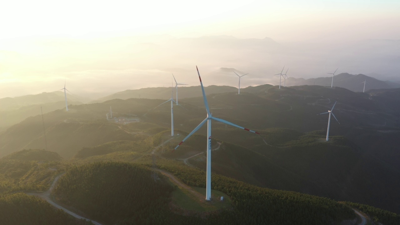 Wind power generation in the sea of ​​clouds on the top of the mountain in the morning视频素材