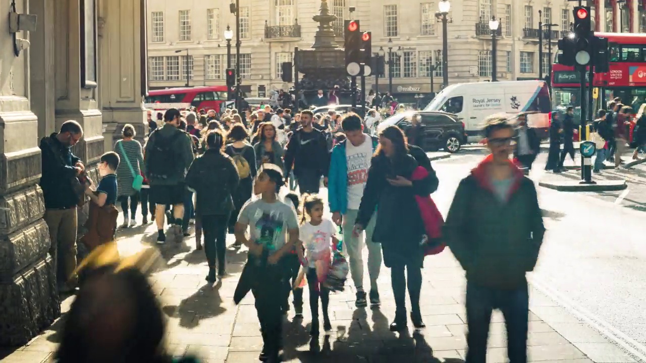 英国伦敦市中心皮卡迪利广场的旅游步行和观光景点视频素材