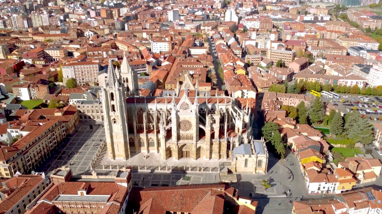 Aerial perspective of León Cathedral. Galicia - Spain视频素材