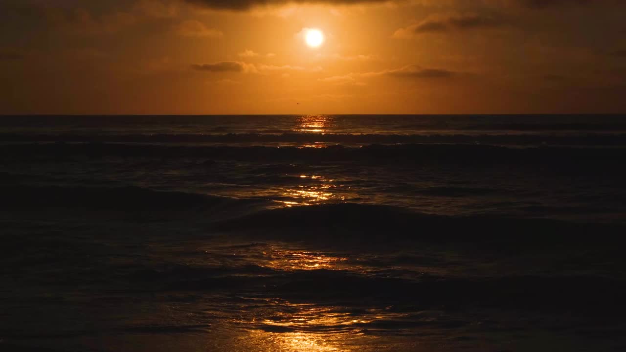 在空旷的大西洋海岸，高浪上的美丽景色。荒芜美丽的夜晚海洋海滩。4k分辨率视频视频素材