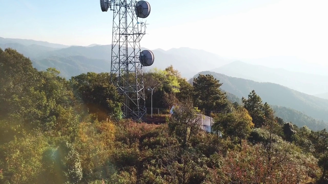 高谷上装有太阳能电池充电器的通讯塔视频下载