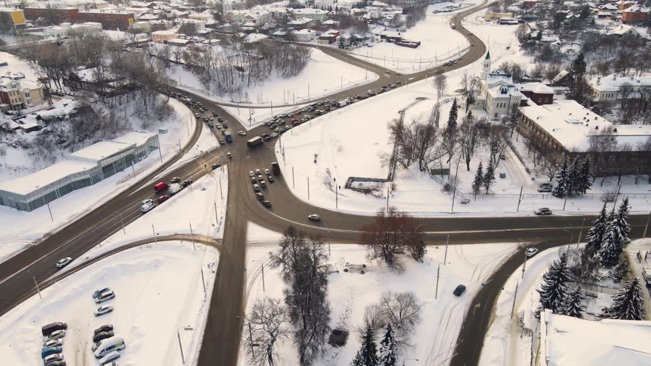 冬季在白雪覆盖的城市十字路口的鸟瞰图。视频素材