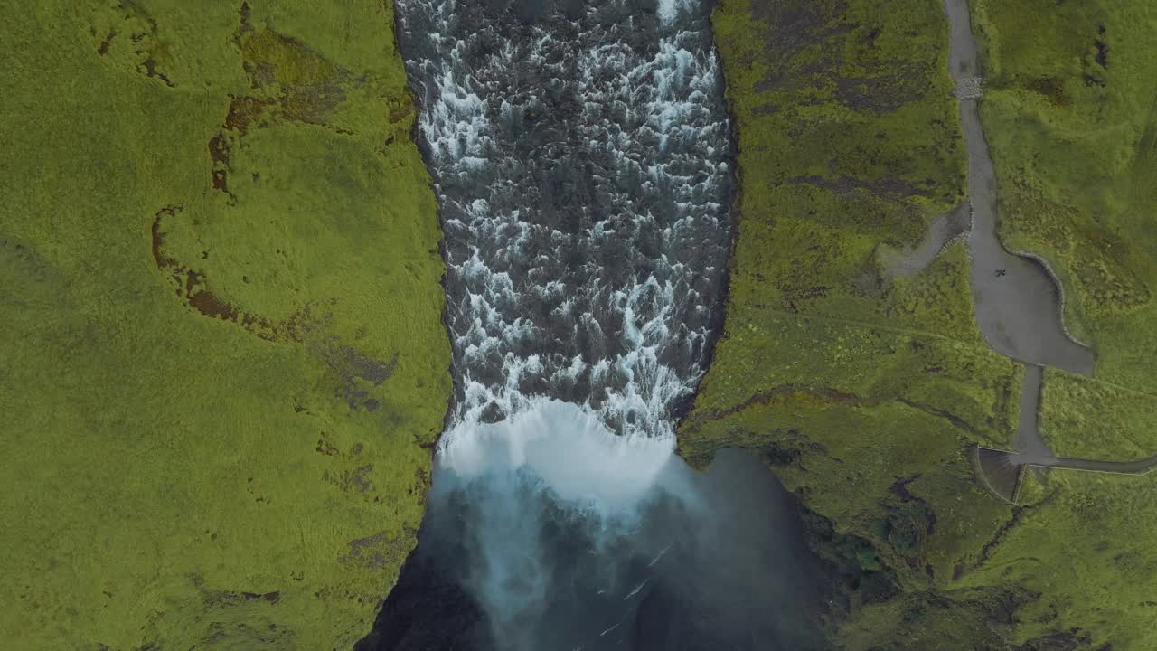 在冰岛宁静的风景中，湍急的水流形成了河流的激流，变成了神奇的瀑布。视频素材