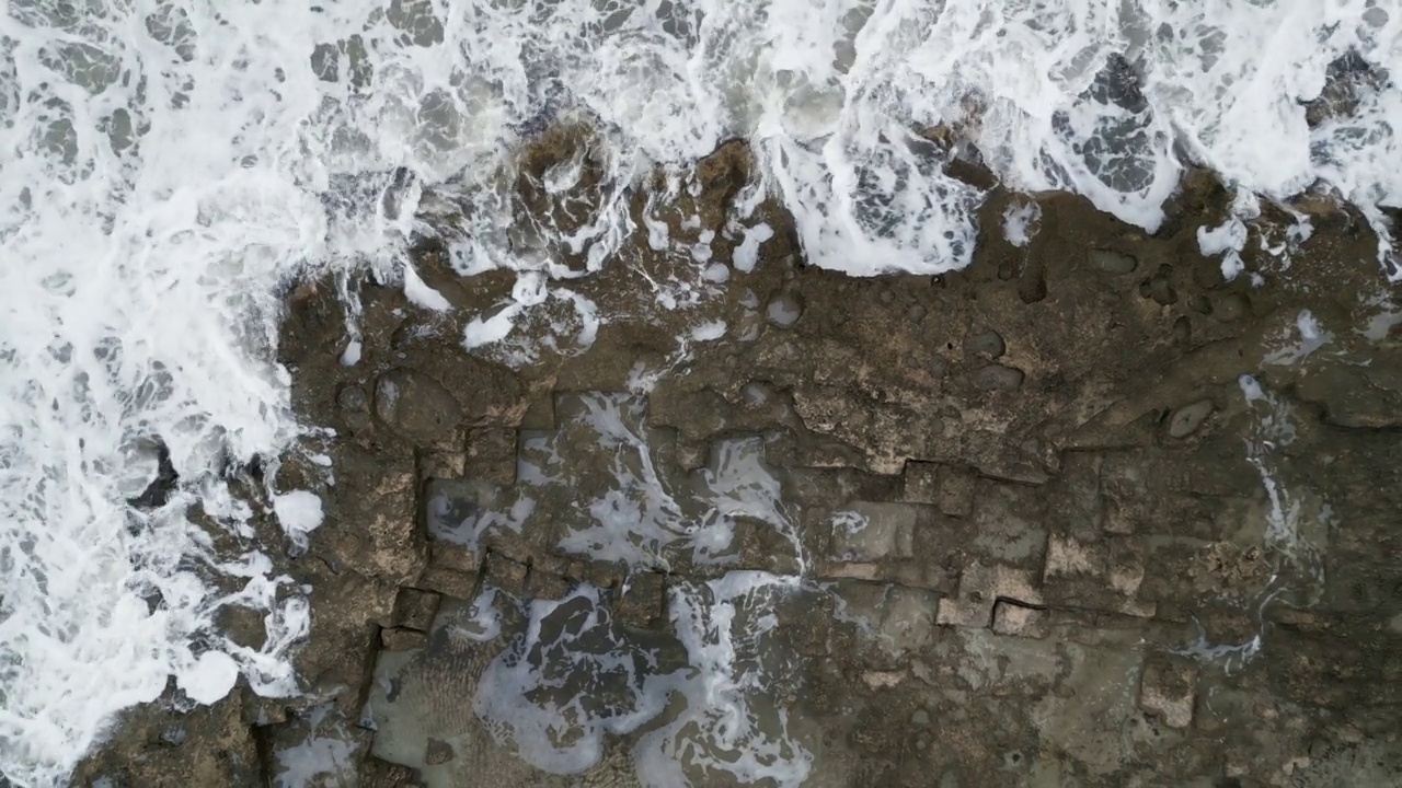 岩石海滩上的海浪视频素材