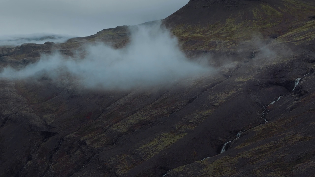 神奇的神秘雾景，由火山运动在山上创造。视频素材