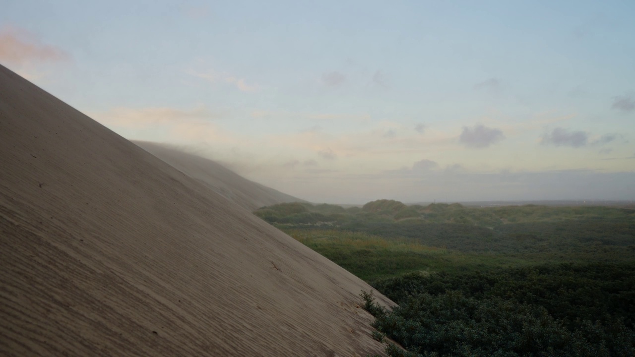 Scenic view of sandstorm on Råbjerg Mile dunes视频素材