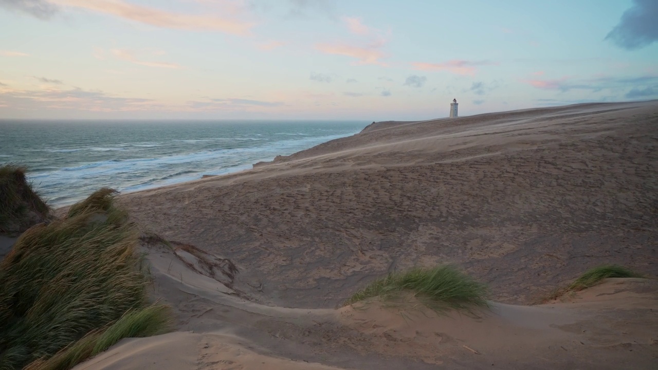 沙尘暴中Rubjerg Knude灯塔的风景视频素材