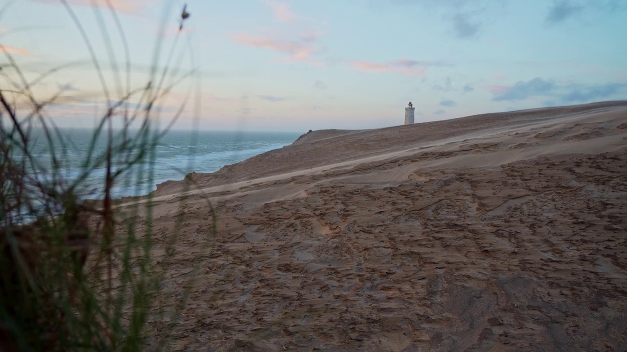 沙尘暴中Rubjerg Knude灯塔的风景视频素材