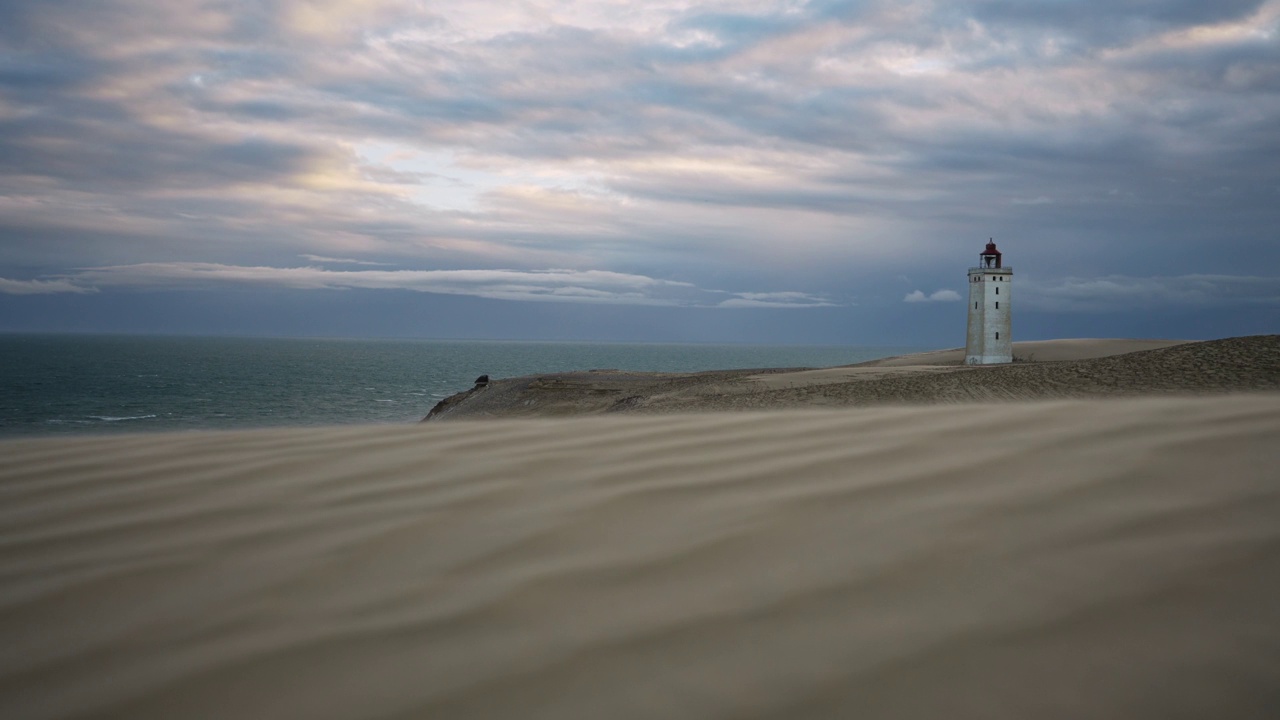 沙尘暴中Rubjerg Knude灯塔的风景视频素材