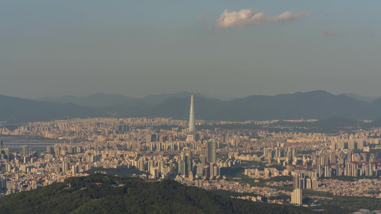 首尔松坡区蚕室白天的汉江、冠岳山、延朱台和乐天世界塔附近的市中心视频素材