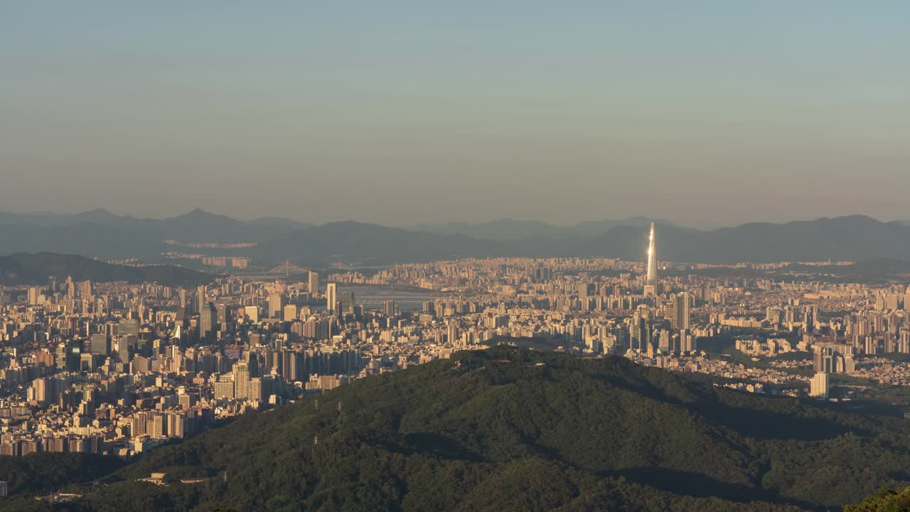 韩国首尔，首尔蚕室区/江南区和松坡区，汉江、冠岳山、延朱台冬宫和乐天世界塔附近的日落和昼夜视频素材