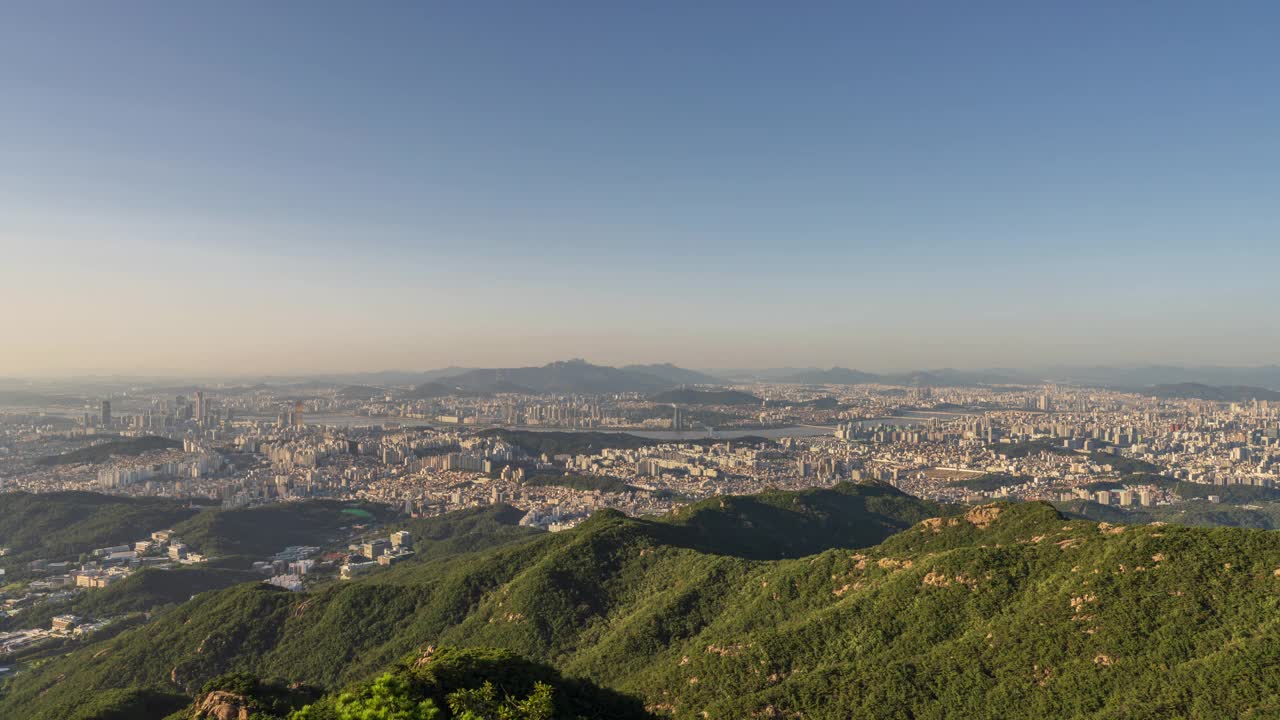 韩国首尔，汝矣岛区/江南区，江北区和永登浦区，汉江、冠岳山和延朱台冬宫附近的日落和昼夜视频素材