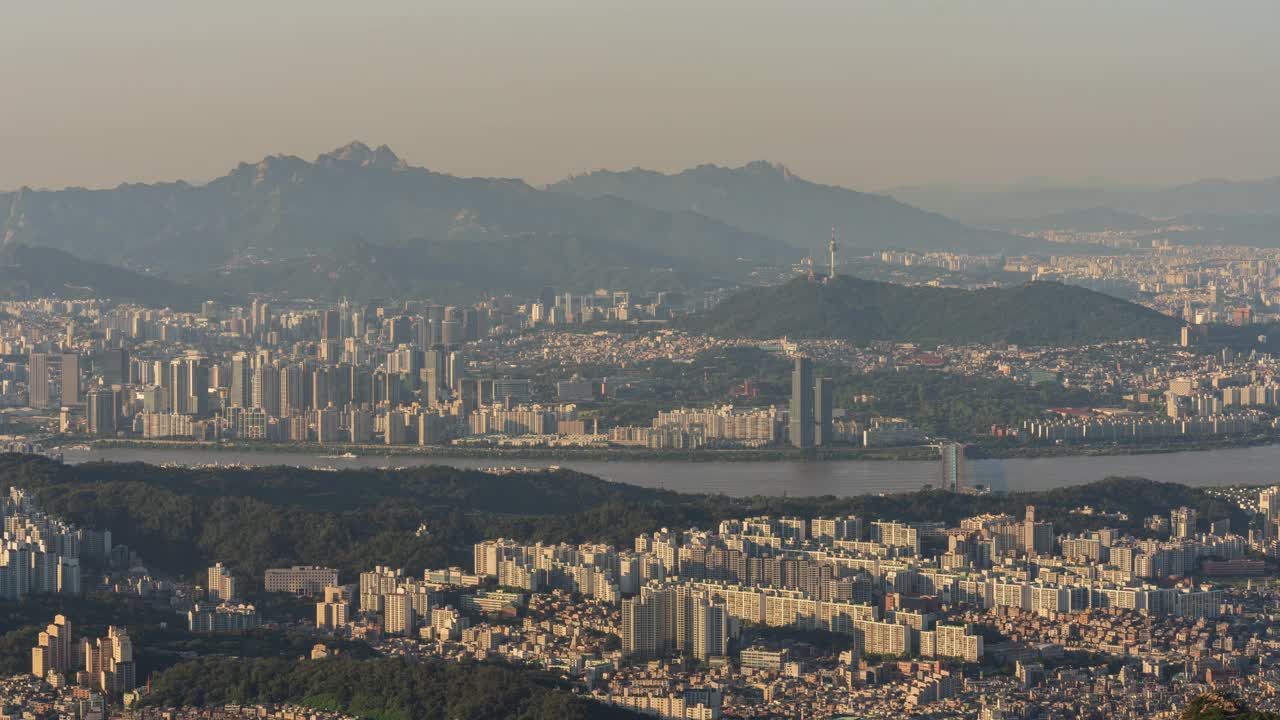 韩国首尔，汉江市中心，铜雀大桥和南山首尔塔/铜雀区和龙山区视频素材