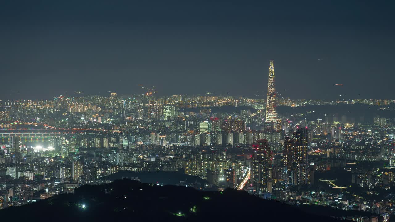 首尔松坡区蚕室区夜间汉江、冠岳山、延朱台和乐天世界塔附近的市中心视频素材