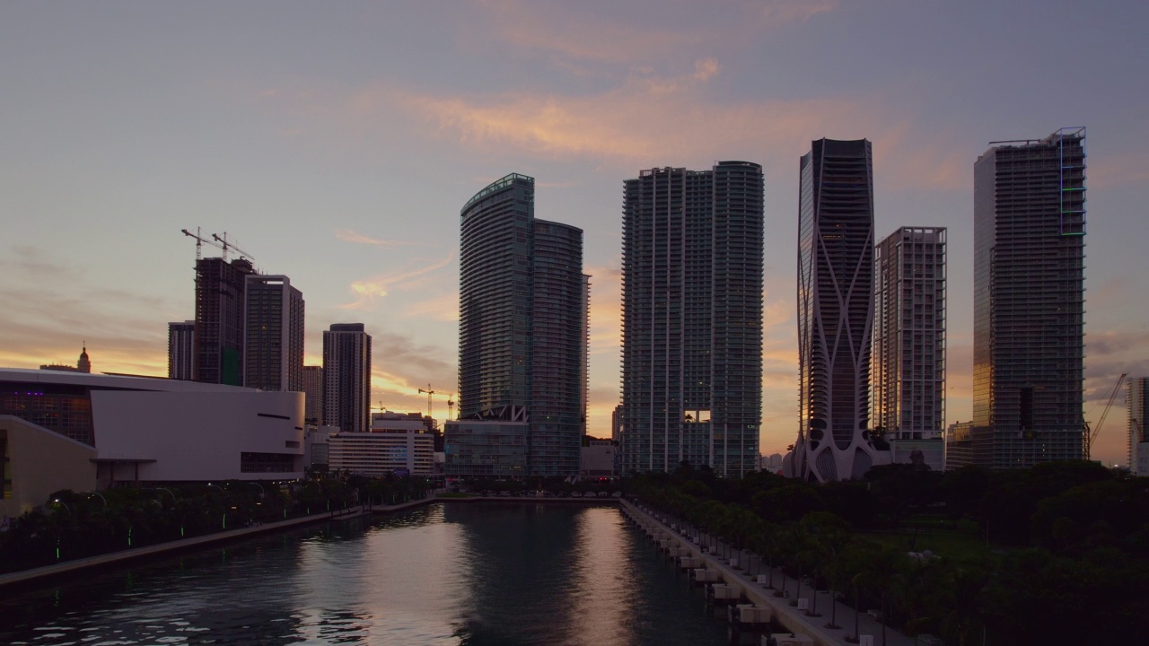 迈阿密市中心的天际线-蓝色时间鸟瞰图视频素材