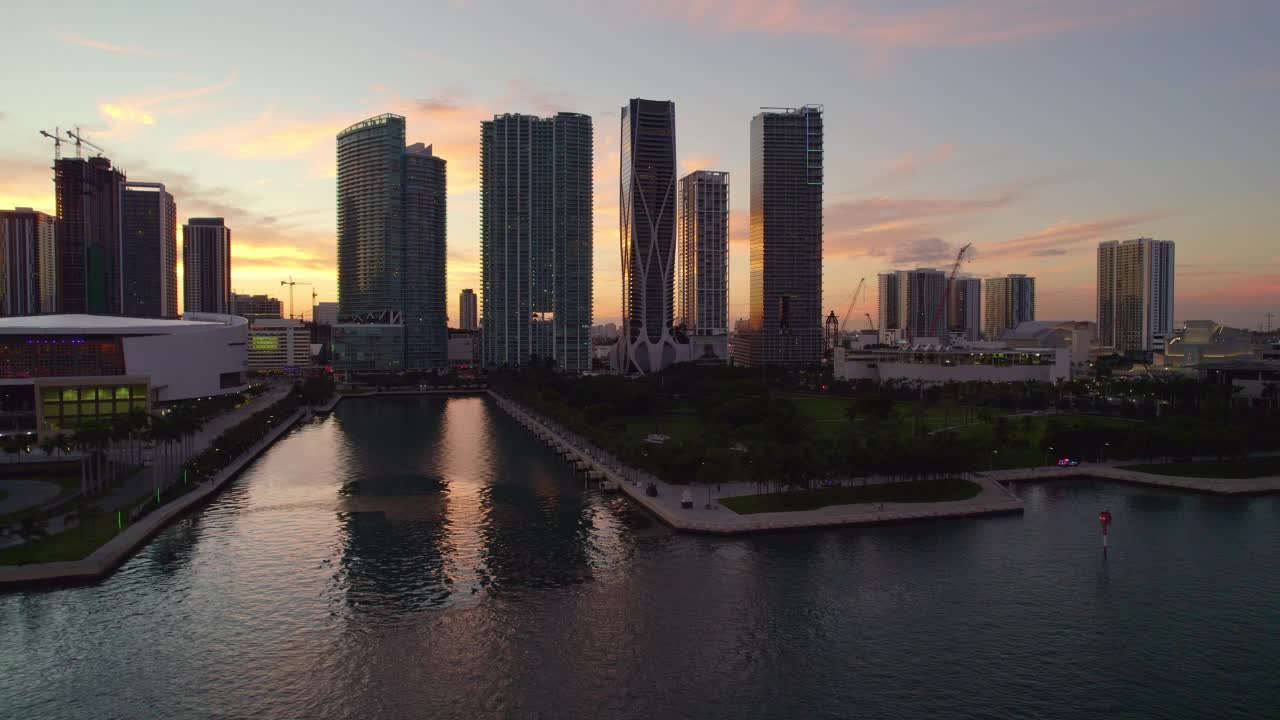 迈阿密市中心的天际线-蓝色时间鸟瞰图视频素材