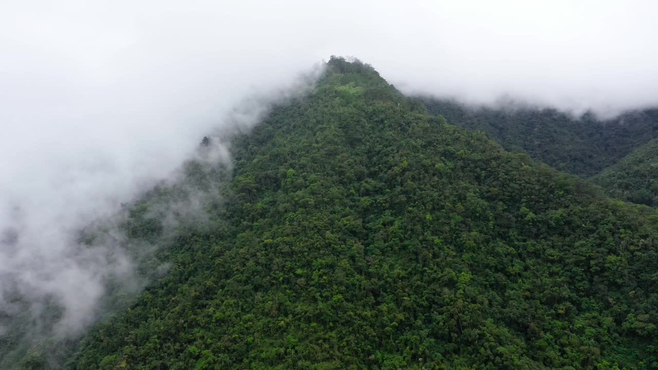 菲律宾吕宋岛的科迪勒拉岛，鸟瞰图。山脉和雨林。视频素材