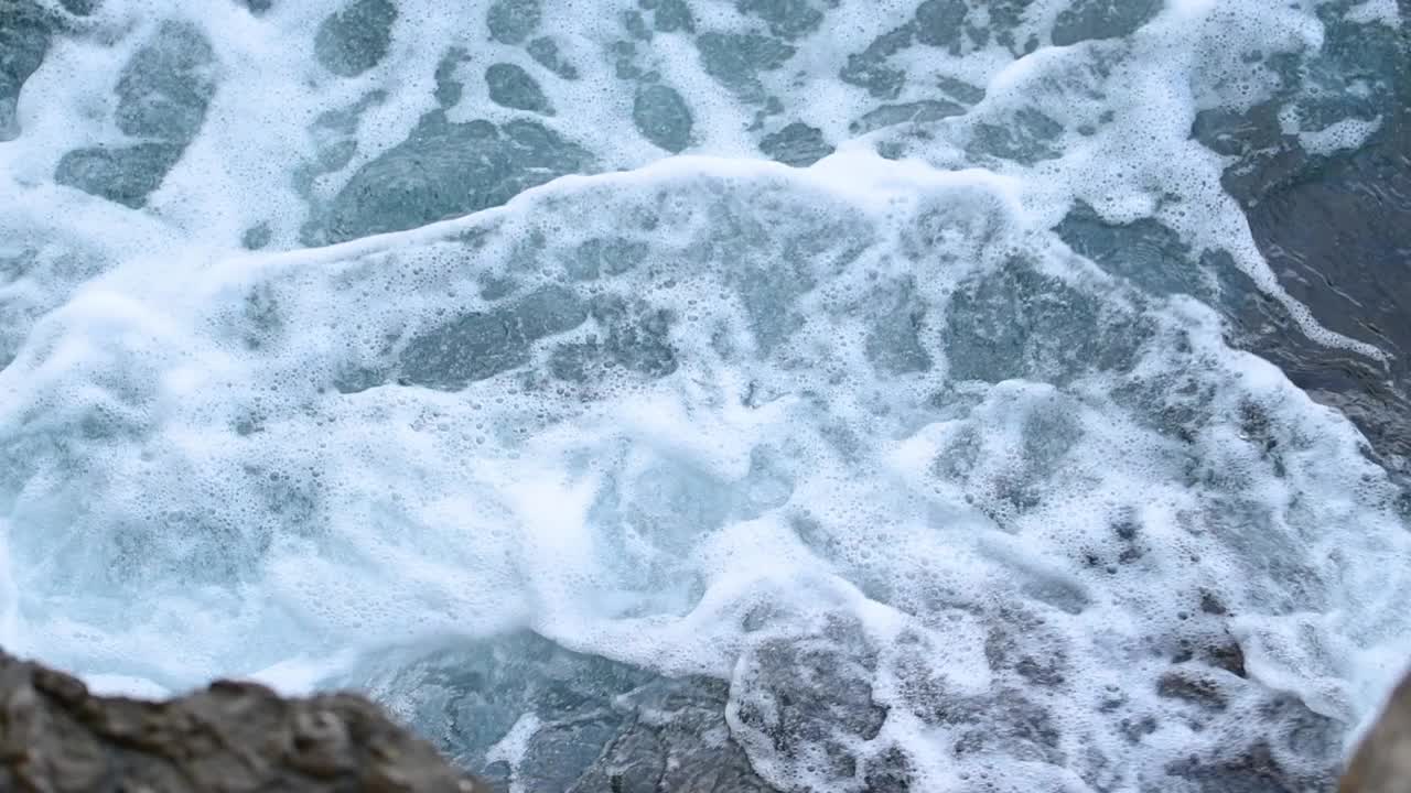 海浪拍打着岩石海岸的慢镜头视频素材