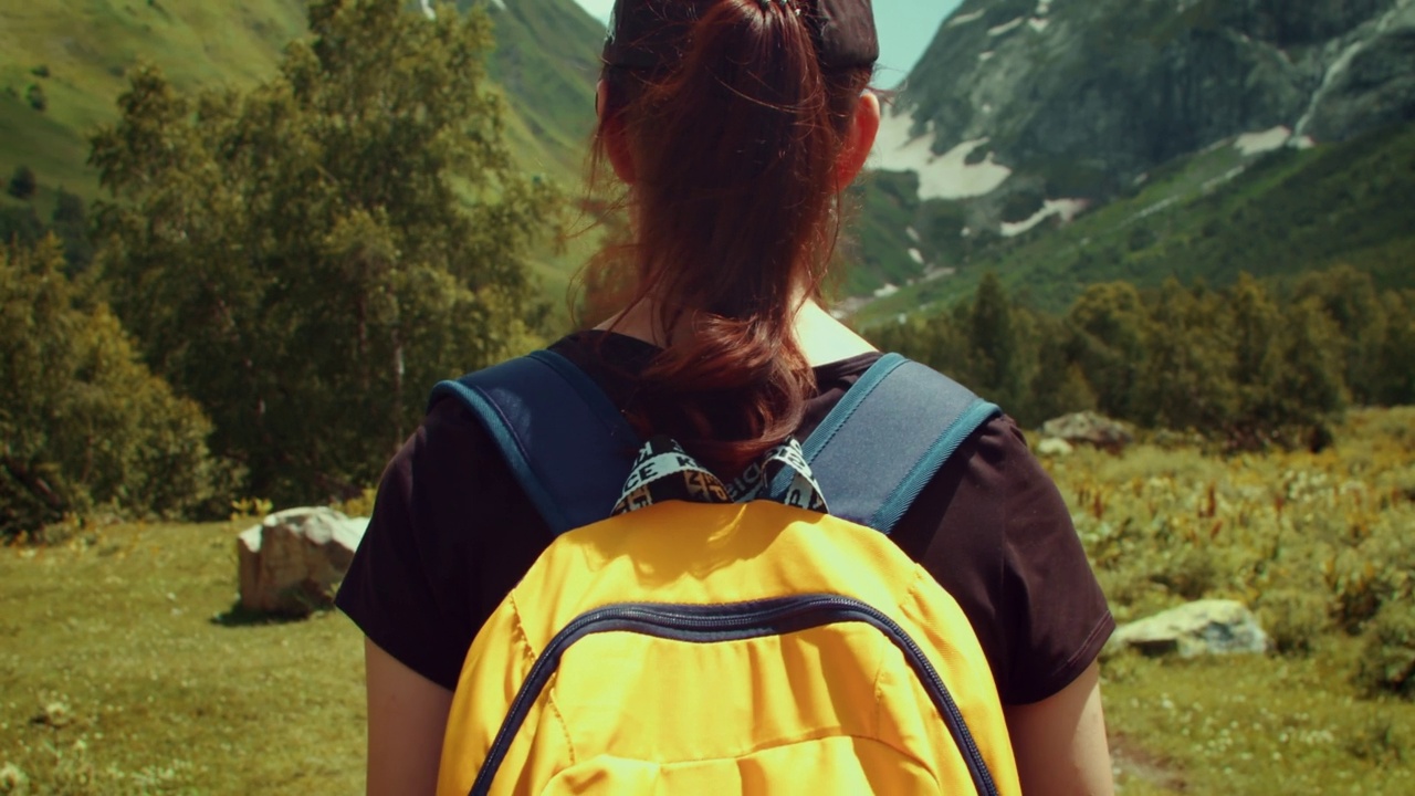 跟随妇女在旅行或冒险视频素材