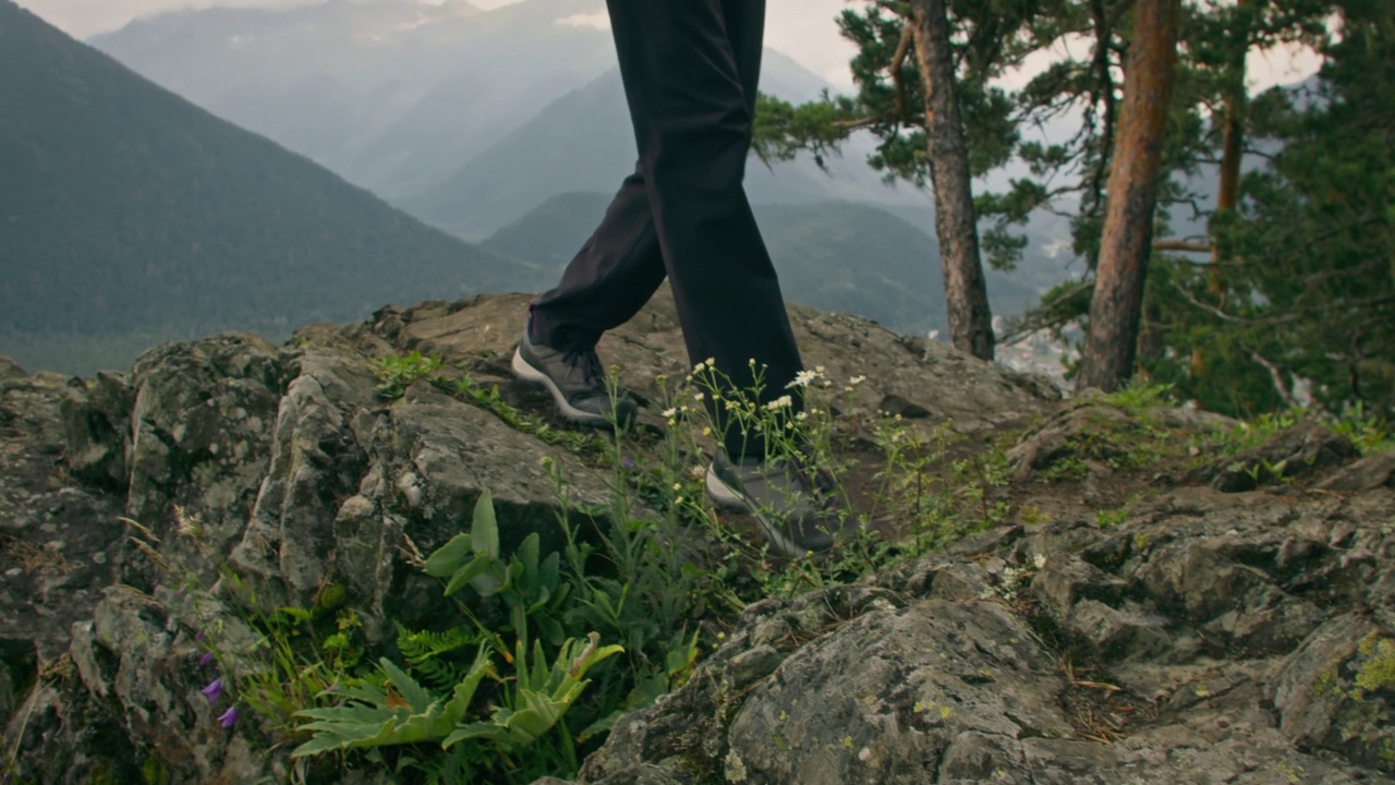 女性旅行者在落基山徒步旅行的低段视频素材