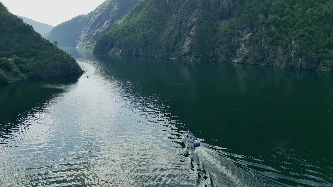 挪威湖上船的风景鸟瞰图视频素材