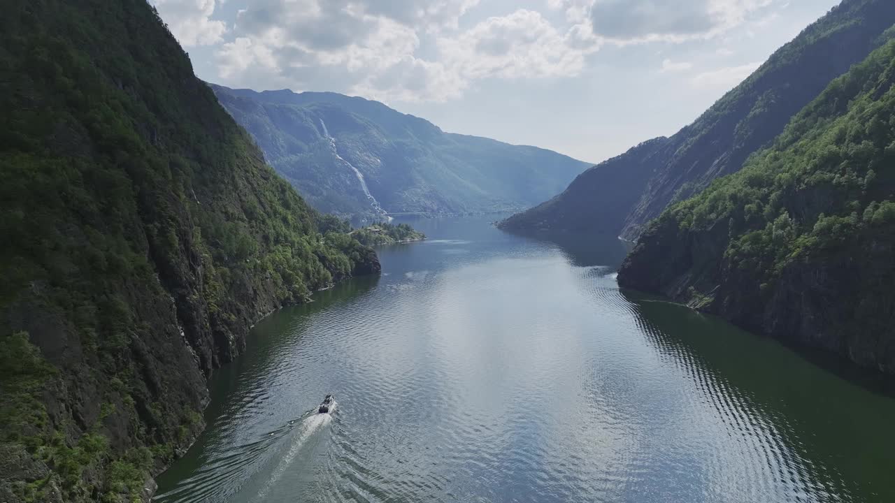 挪威湖上船的风景鸟瞰图视频素材