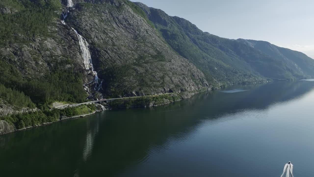 挪威湖上船的风景鸟瞰图视频素材