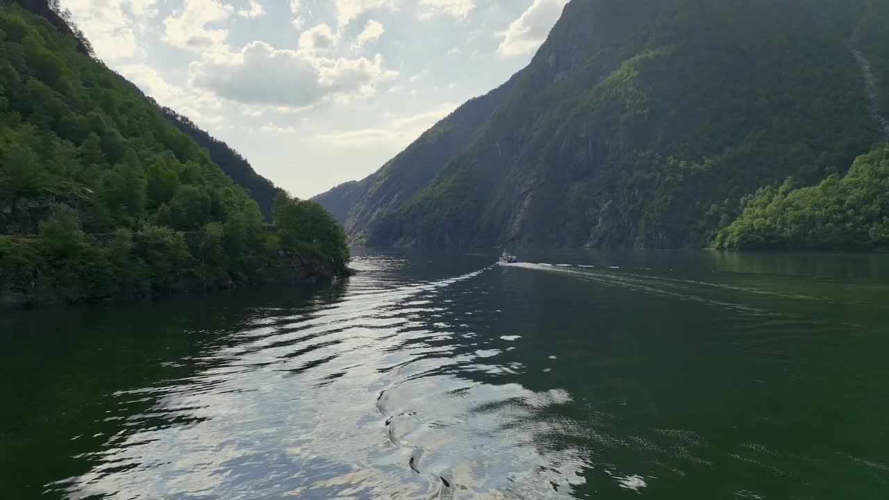 挪威湖上船的风景鸟瞰图视频素材