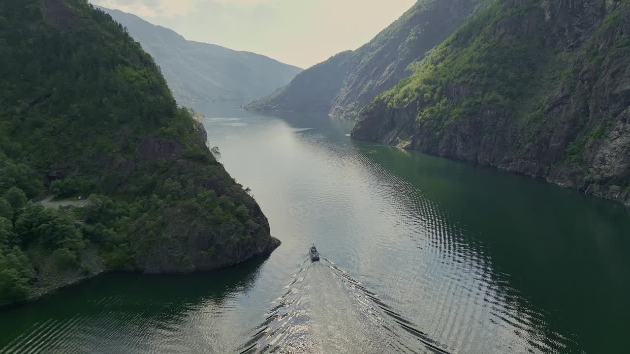 挪威湖上船的风景鸟瞰图视频素材