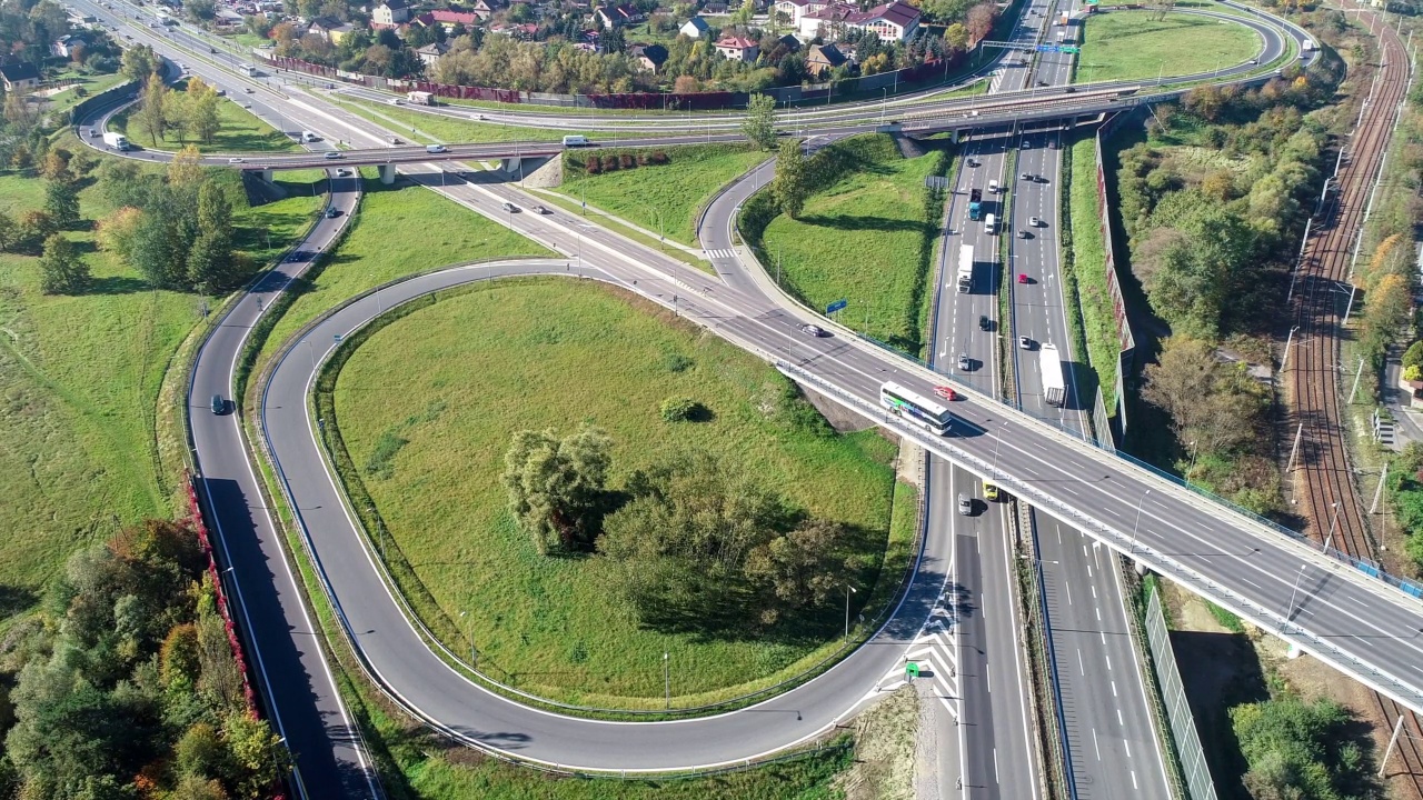 波兰克拉科夫的多层公路/高速公路交汇处视频素材