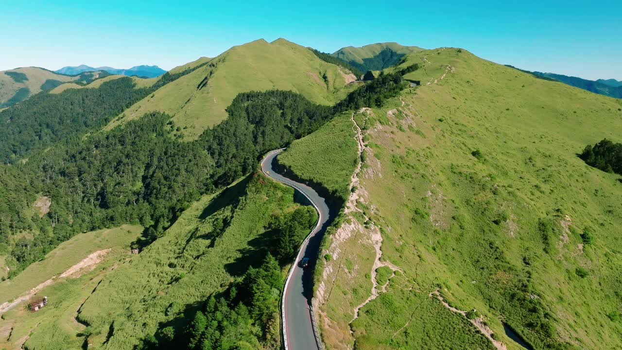 鸟瞰台湾美丽的山路和合欢山视频素材