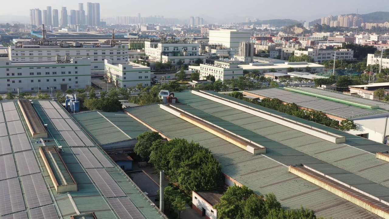 工厂屋顶上的太阳能电池板视频素材