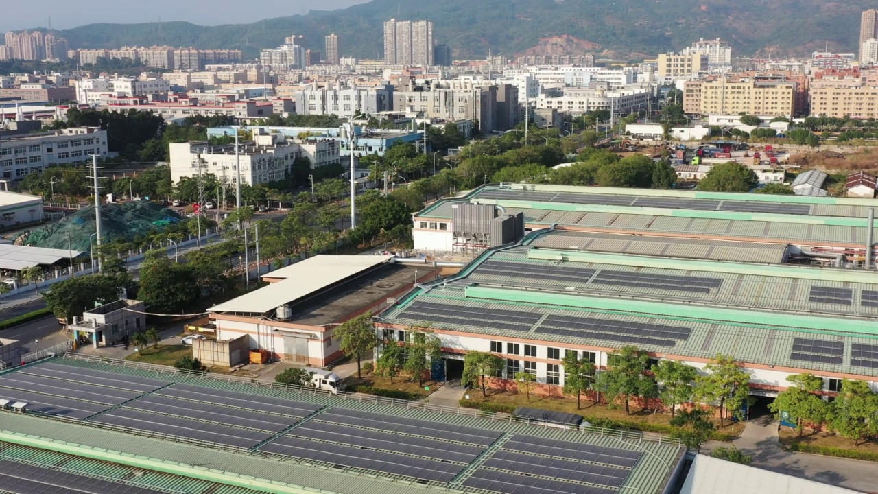 工厂屋顶上的太阳能电池板视频素材