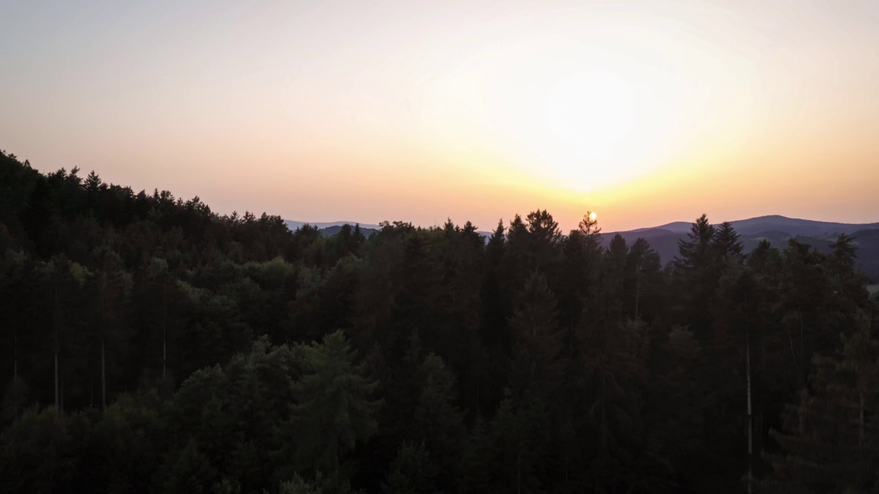 无人机拍摄的夏季日落的画面，拍摄地点是德国高萨克森州风景山格拉夫瑙附近的巴伐利亚森林视频素材