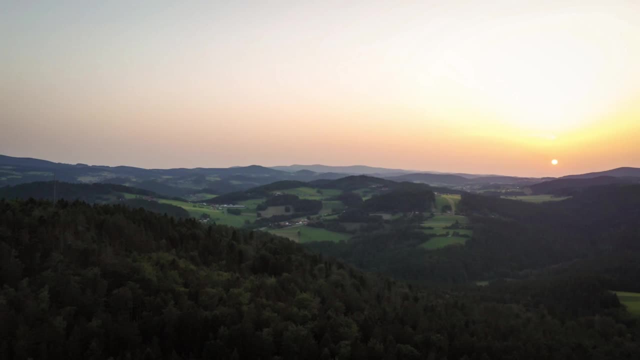 无人机拍摄的夏季日落的画面，拍摄地点是德国高萨克森州风景山格拉夫瑙附近的巴伐利亚森林视频素材