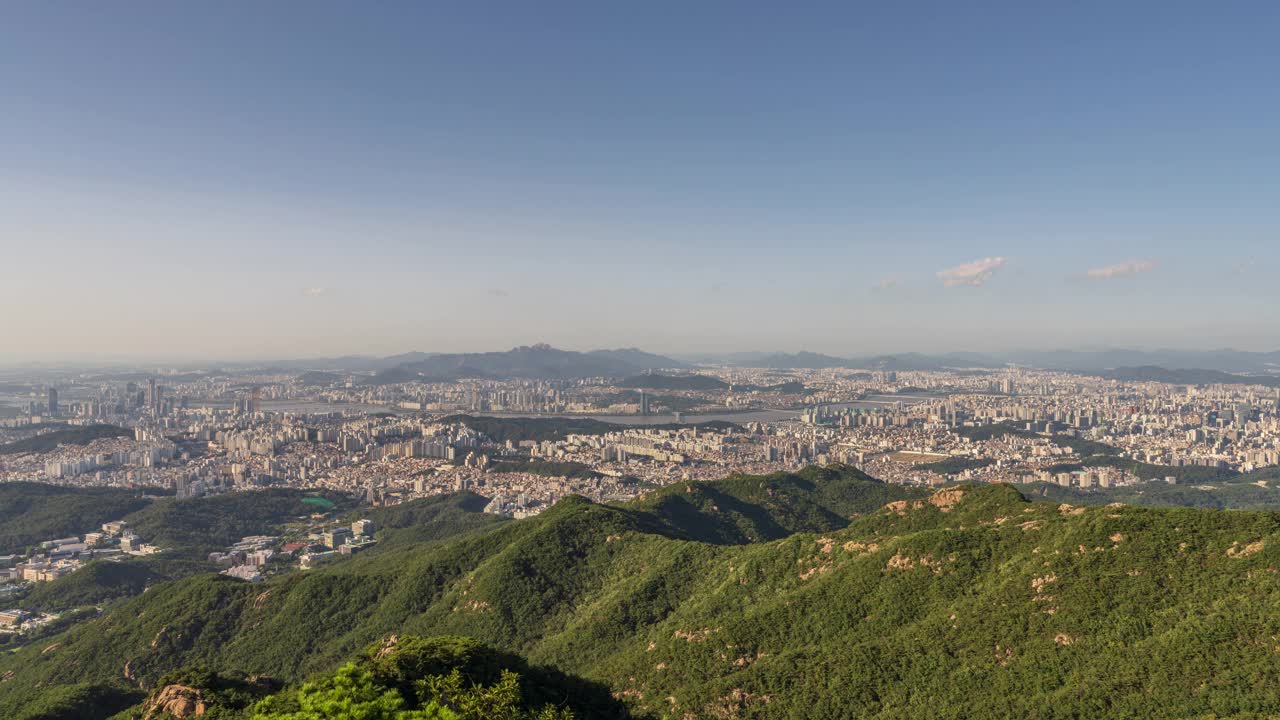 首尔江南区、江北区、永登浦区，白天汝矣岛汉江、冠岳山、延珠台冬宫附近的市中心视频素材