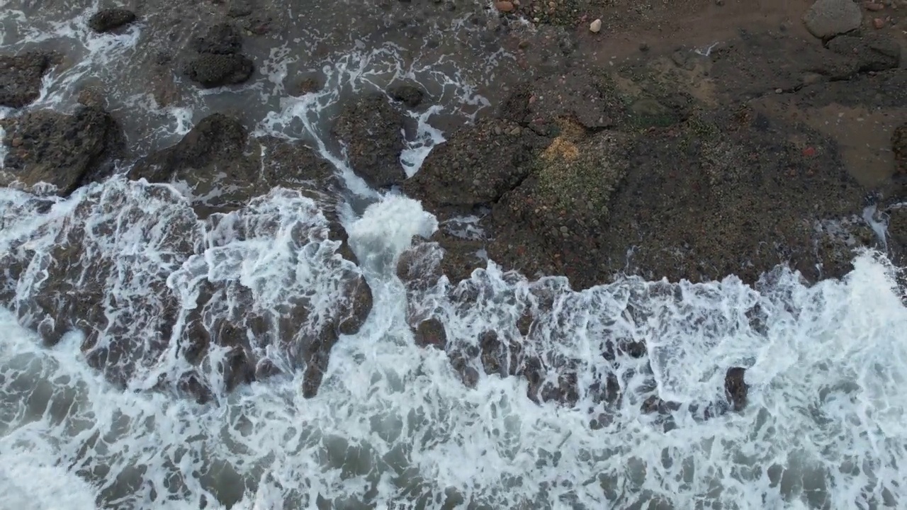 岩石上的大海视频素材