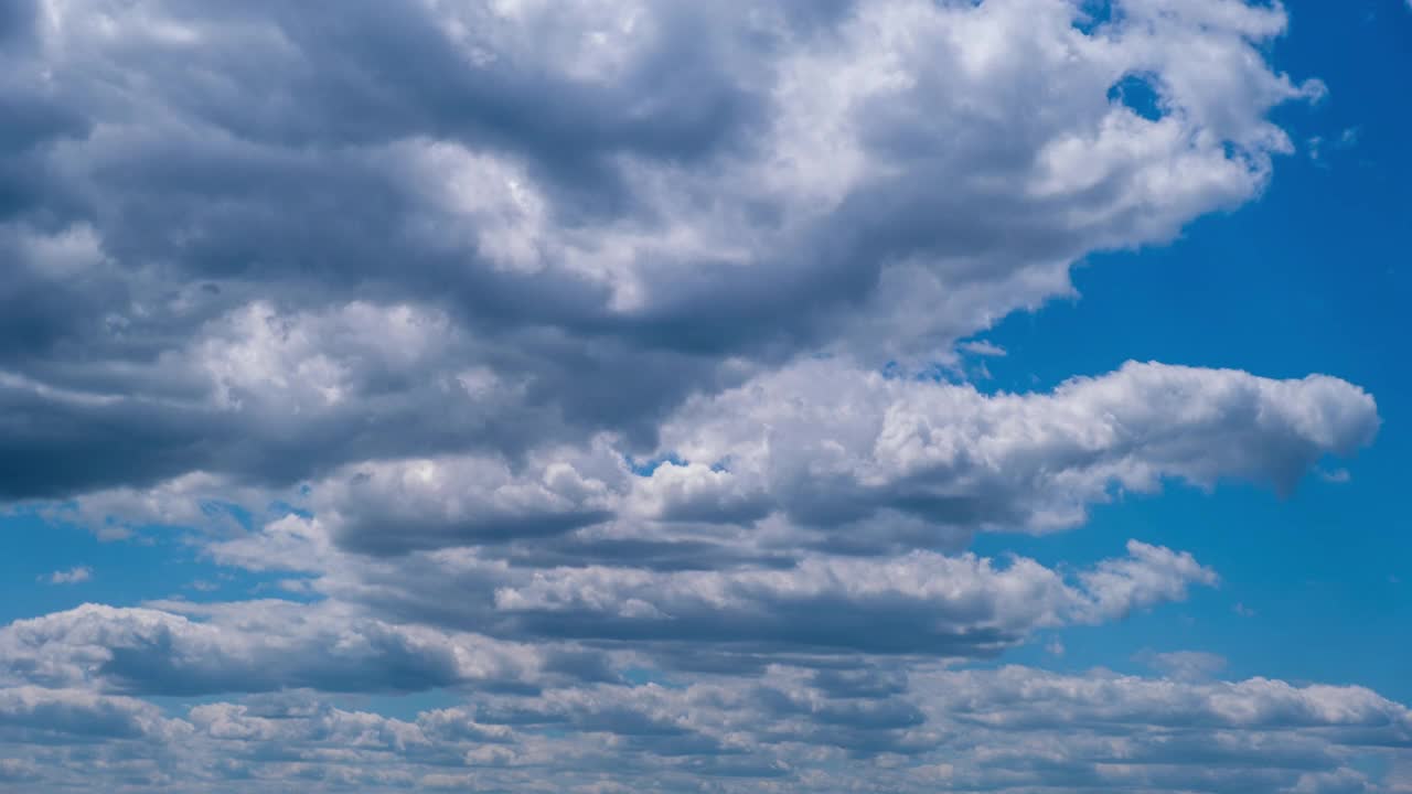 蓝色天空中移动的层状积云的时间流逝视频素材
