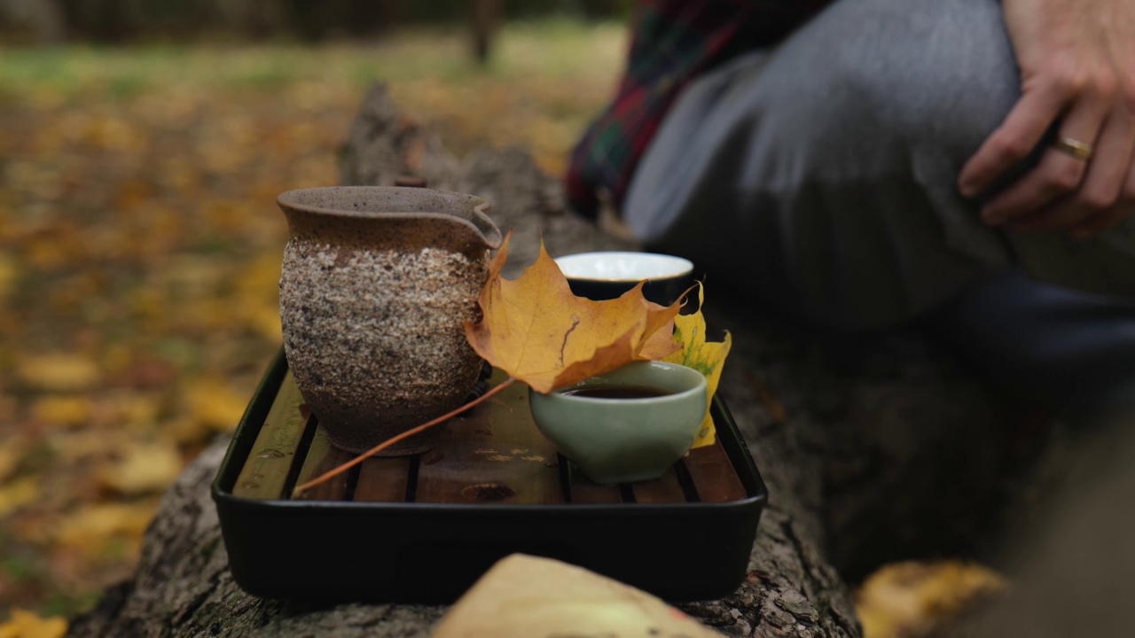 秋园茶道茶具。美丽的静物与茶具视频下载