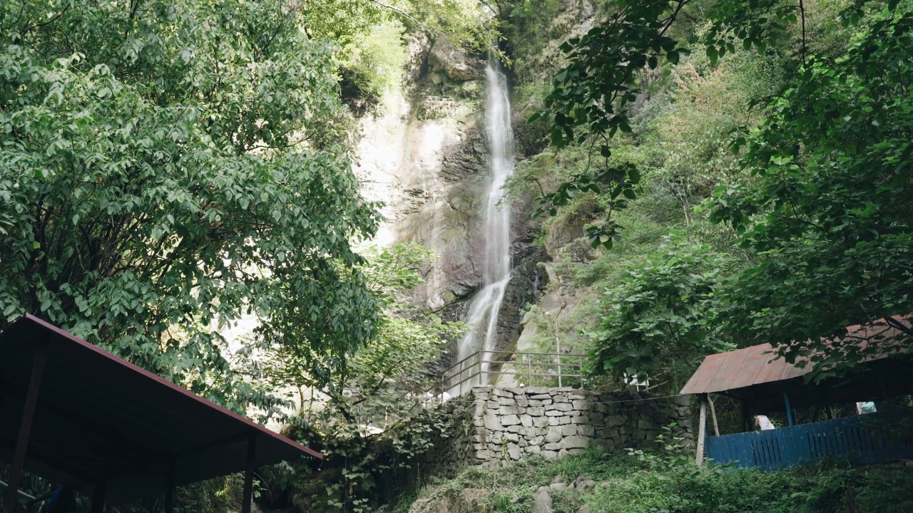 水顺着青山的斜坡流下来。视频素材