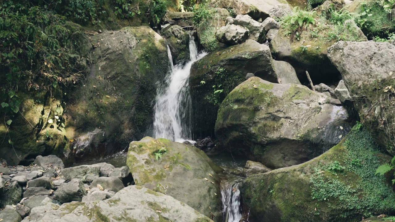 水从大山的石头上流下来。视频素材