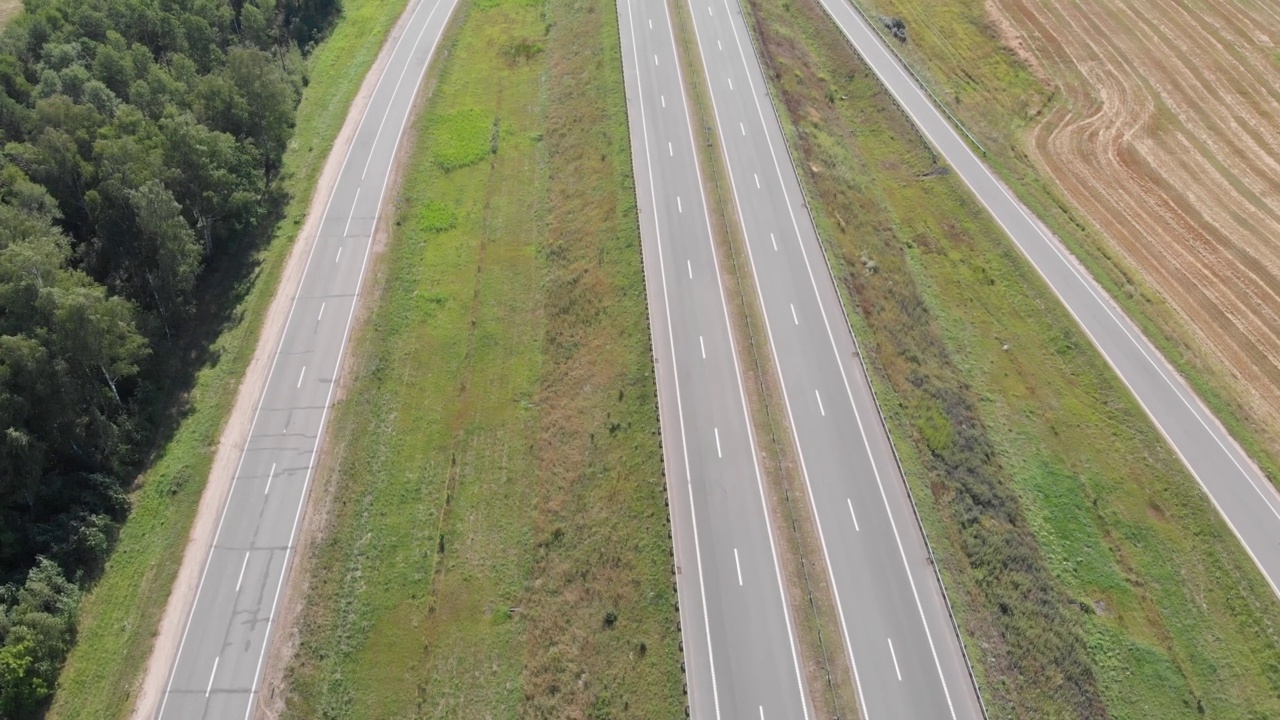 这是在中午空荡的道路的俯视图。没有交通。视频素材