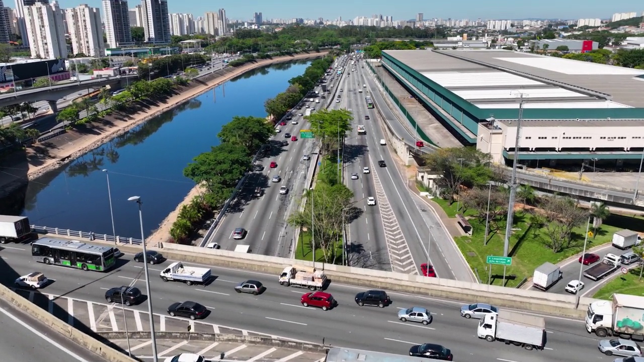 高速公路交通拥挤的城市景观。交通的风景。视频素材