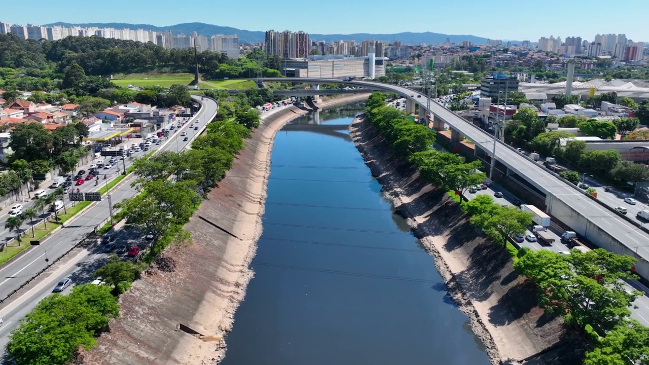 高速公路交通拥挤的城市景观。交通的风景。视频素材