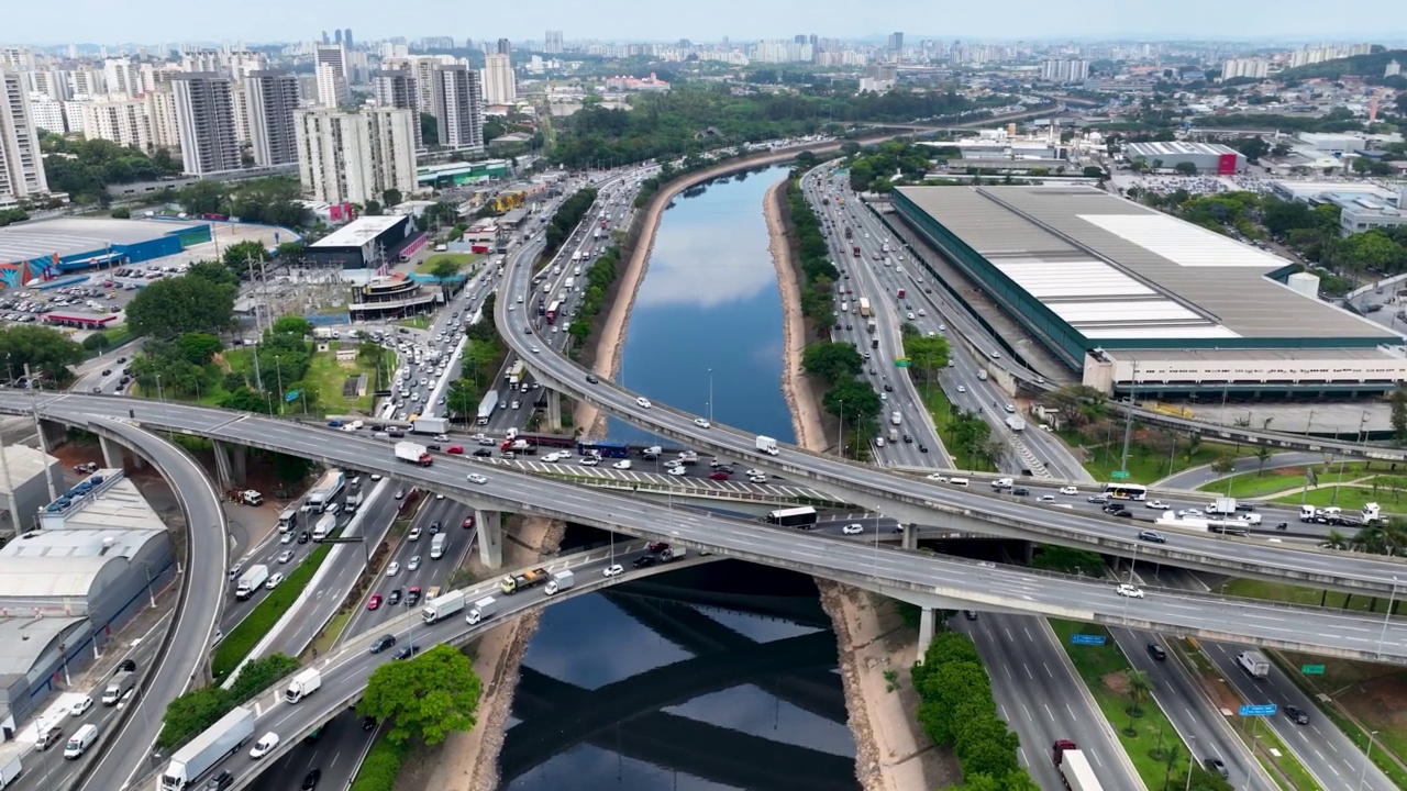 高速公路交通拥挤的城市景观。交通的风景。视频素材